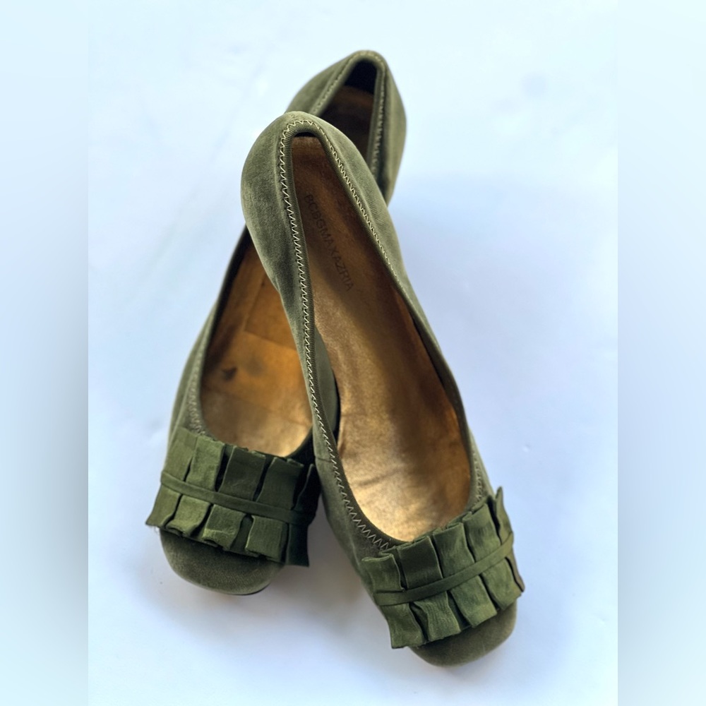 BCBG green shoes  pumps size 10 like new! Made of satin.